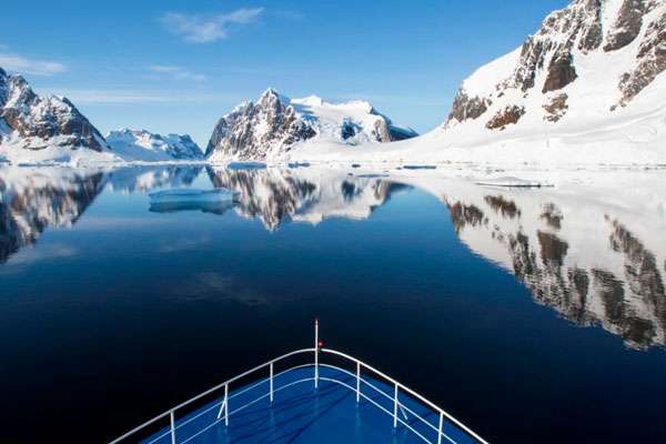 Pingüinos en la Antártida vistos desde el Sapphire Princess