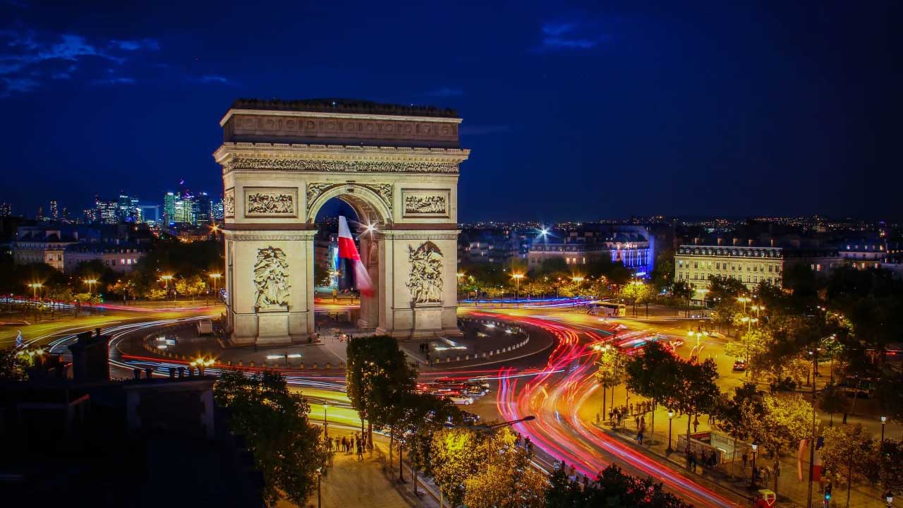 3 Explora lo mejor de Europa en un tour de 21 días que te lleva desde Madrid hasta París, pasando por emblemáticos destinos como Roma, Ámsterdam y más.