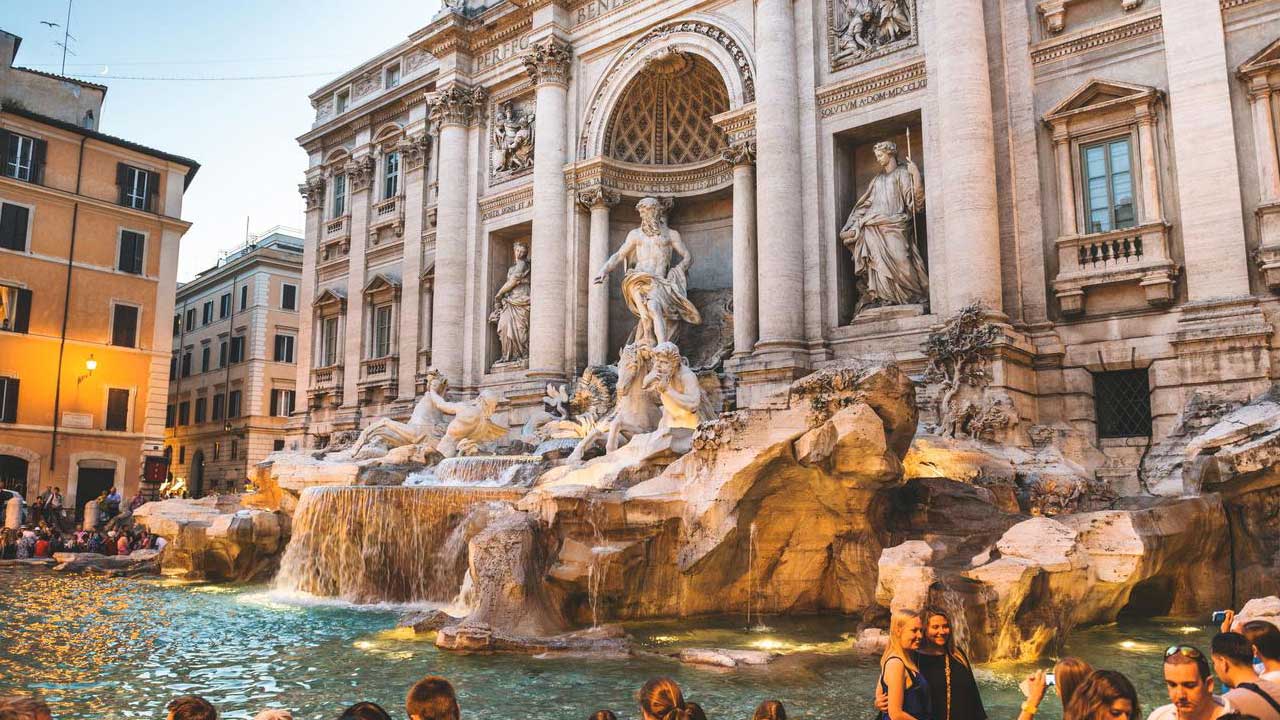 4 Explora lo mejor de Europa en un tour de 21 días que te lleva desde Madrid hasta París, pasando por emblemáticos destinos como Roma, Ámsterdam y más.