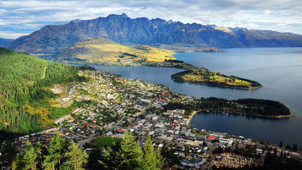 6 Embarca en un viaje de 22 días cruzando desde Nueva Zelanda hasta Australia, descubriendo paisajes mágicos y culturas vibrantes.