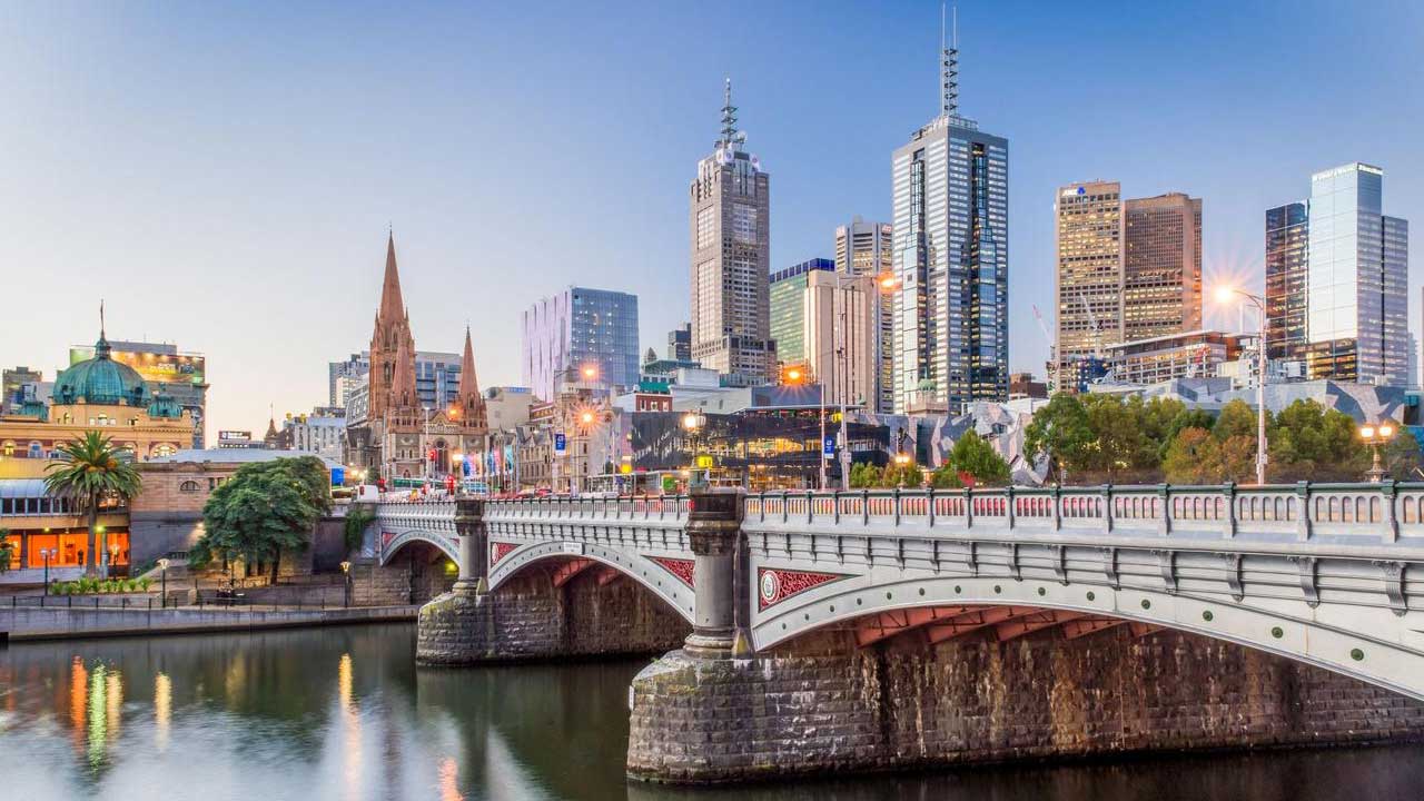 7 Embarca en un viaje de 22 días cruzando desde Nueva Zelanda hasta Australia, descubriendo paisajes mágicos y culturas vibrantes.