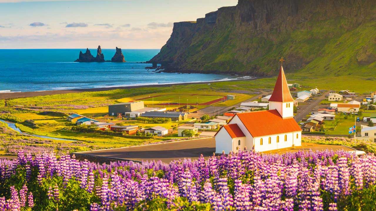 3 Explora el Círculo Dorado en un tour de 18 días desde Londres a Reykjavik. Disfruta de paisajes icónicos, cultura vibrante y experiencias únicas.