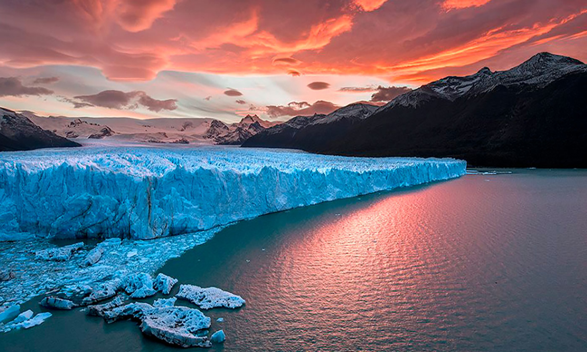 4 Descubre el Glaciar Perito Moreno y navega por el Lago Argentino en El Calafate. Un tour único te espera.