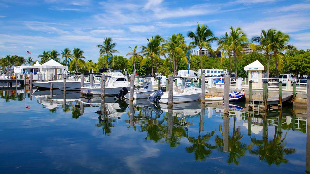 6 Sumérgete en la vibrante vida de Miami: desde paseos por la Bahía hasta compras en Sawgrass Mall. Vive una experiencia única en solo cinco días.